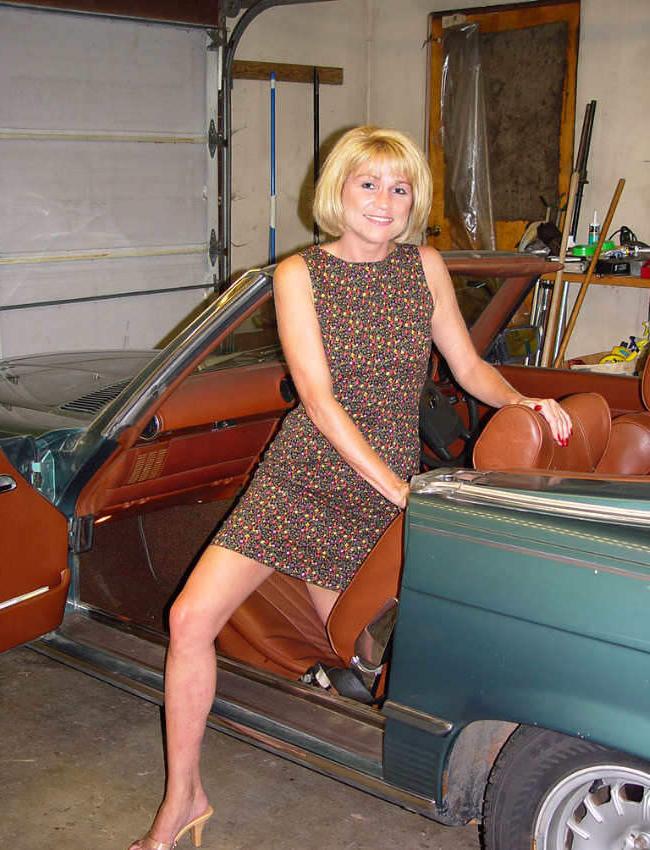 19P Mature blonde posing nude in garage