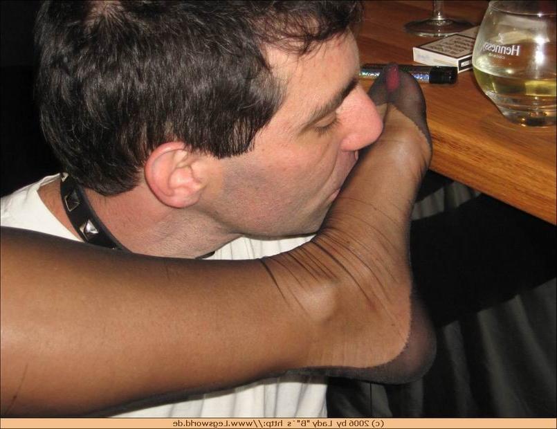 12P Kinky lady in nylons gets her feet licked by slaves