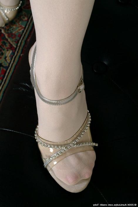 16P Slim Naked Granny Strips Stockings Off Slender Feet