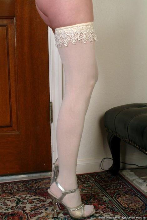 16P Slim Naked Granny Strips Stockings Off Slender Feet