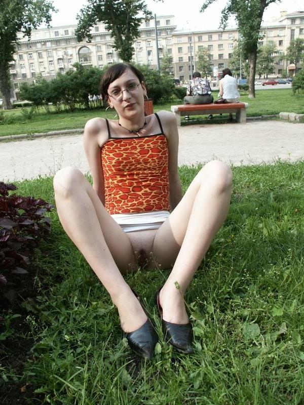 16P Girl flashing her pussy in public parh