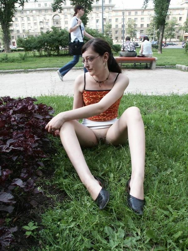 16P Girl flashing her pussy in public parh