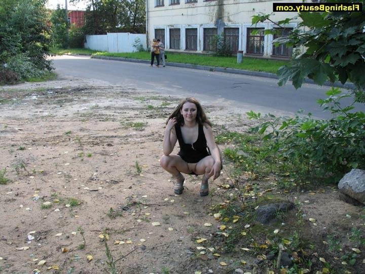 16P Exhibitionist girl flashing her pussy in public