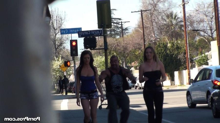 12P Two amateur babes get sharked in public by a guy