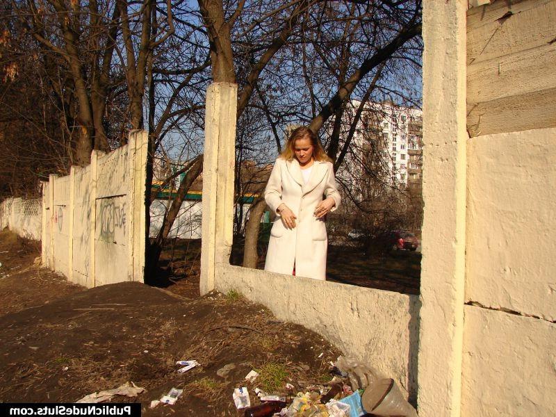 15P Round ass and pussy of a girl urinating in public get clearly visible