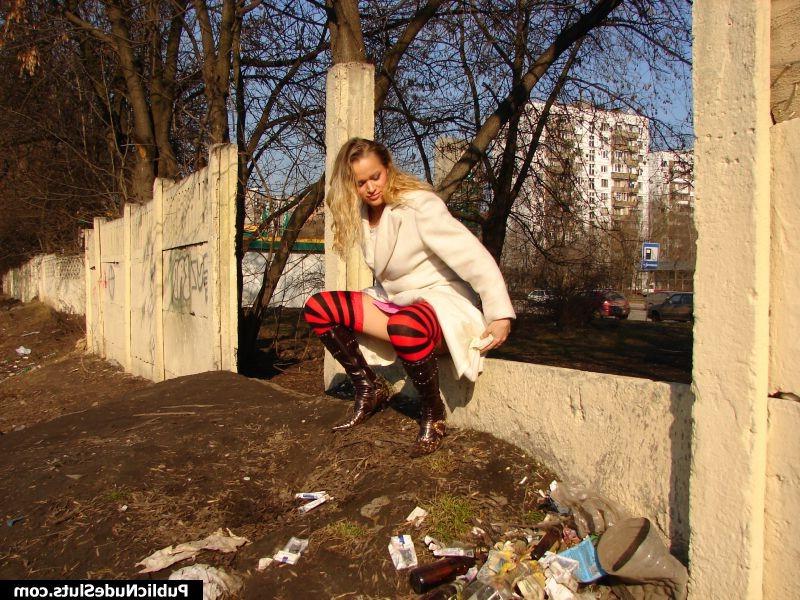 15P Round ass and pussy of a girl urinating in public get clearly visible