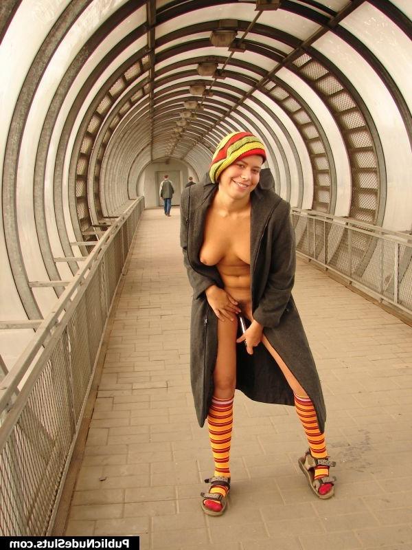 15P Hot babe gets dirty and starts poking her pussy with a dildo in public