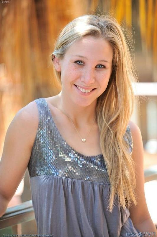 16P Niedlicher blonder Teenager, der sich in der Öffentlichkeit auszieht