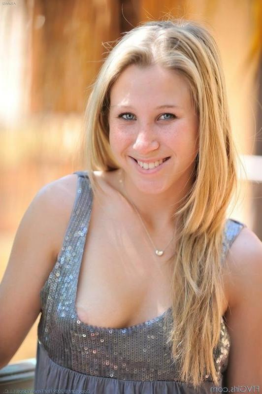 16P Niedlicher blonder Teenager, der sich in der Öffentlichkeit auszieht