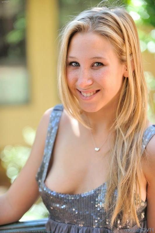 16P Niedlicher blonder Teenager, der sich in der Öffentlichkeit auszieht