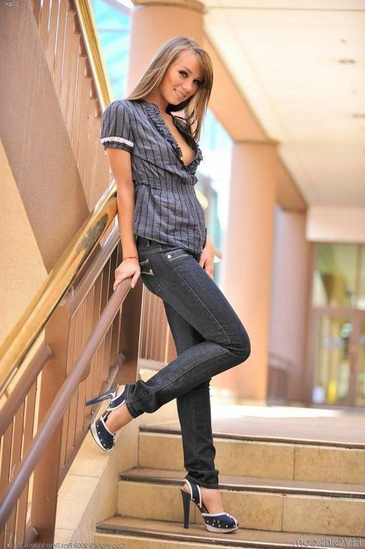 16P Capri Anderson Flashing In Public