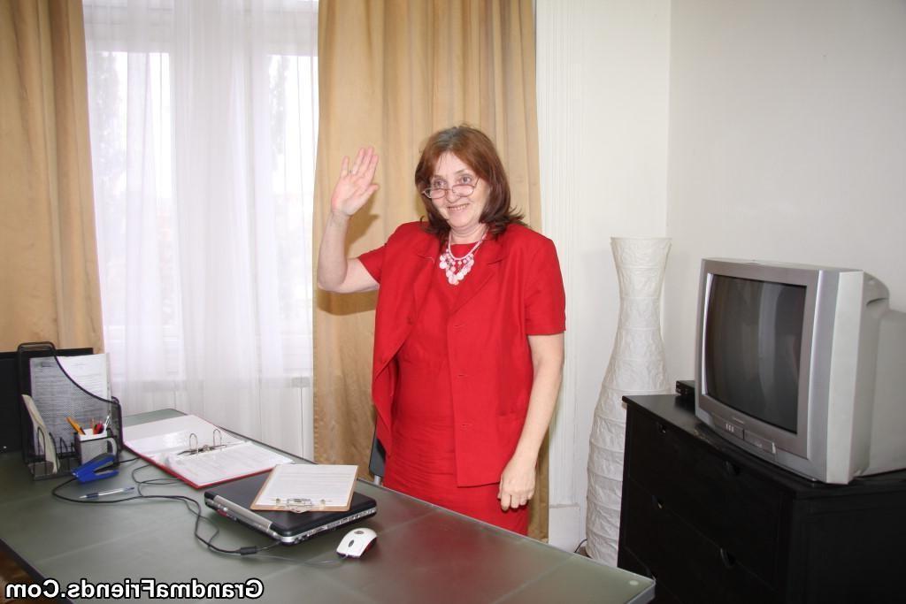 16P The nerdy mature in glasses and the suit is fucked at her work by eager guys