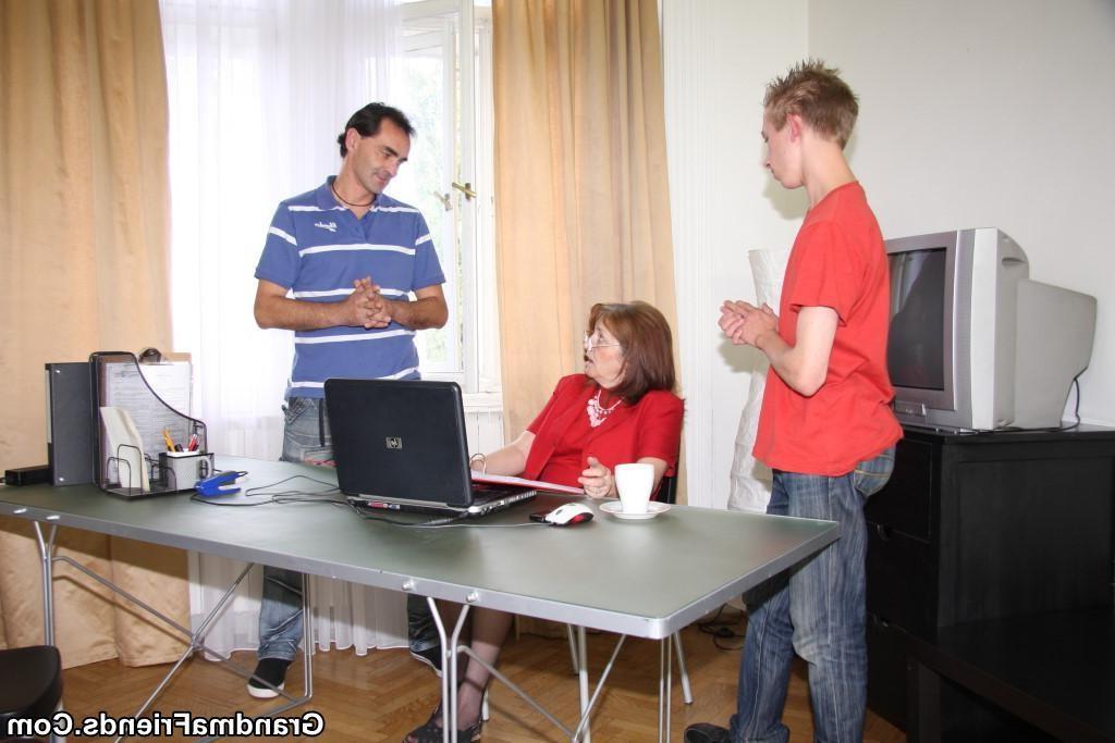 16P The guys come in for a job and they end up double team fucking this nasty mature