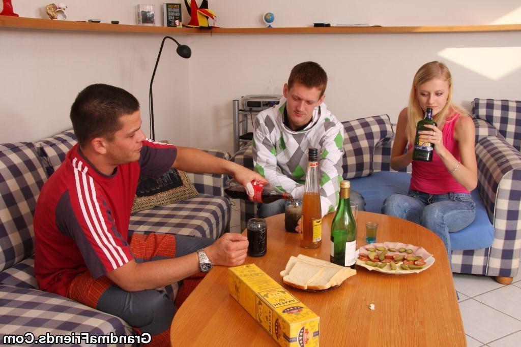 16P Mature slut drinks with the guys and lets them fuck her hole like she really cra