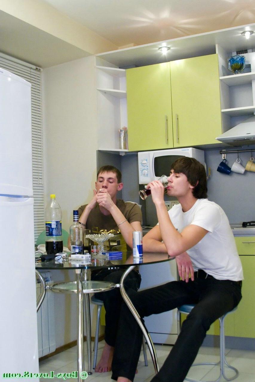 16P 2 very handsome twinks play with each other for the first time