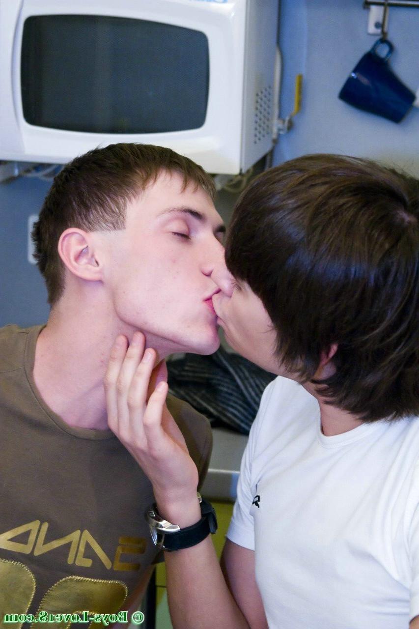 16P 2 very handsome twinks play with each other for the first time