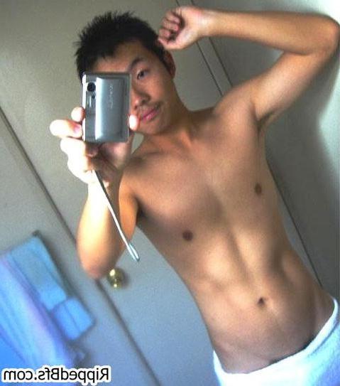 10P Great bodied muscular guys poses and teases on the camera