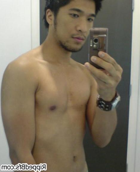 10P Great bodied muscular guys poses and teases on the camera