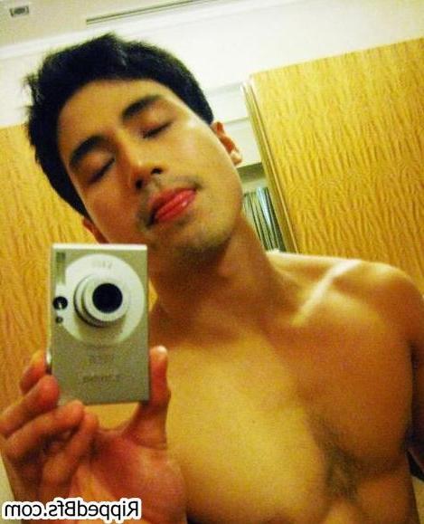 10P Great bodied muscular guys poses and teases on the camera