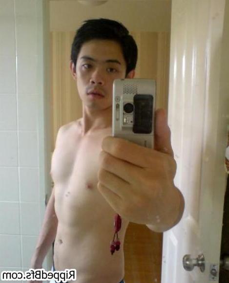 10P Great bodied muscular guys poses and teases on the camera