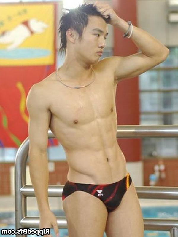10P Great bodied muscular guys poses and teases on the camera