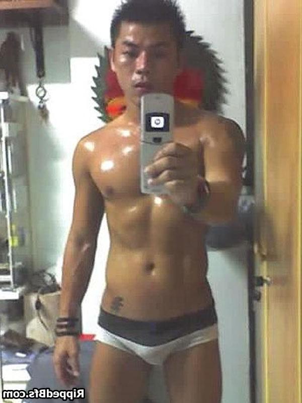 10P Great bodied muscular guys poses and teases on the camera