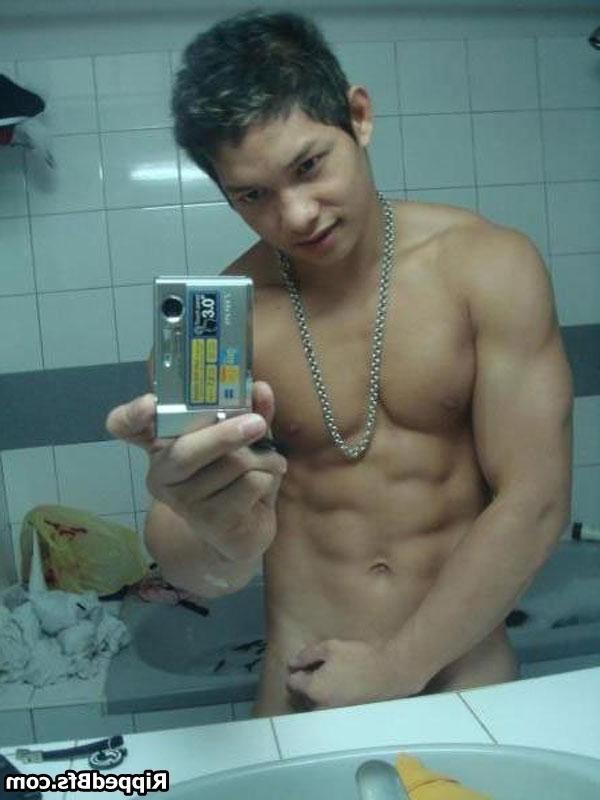 10P Great bodied muscular guys poses and teases on the camera