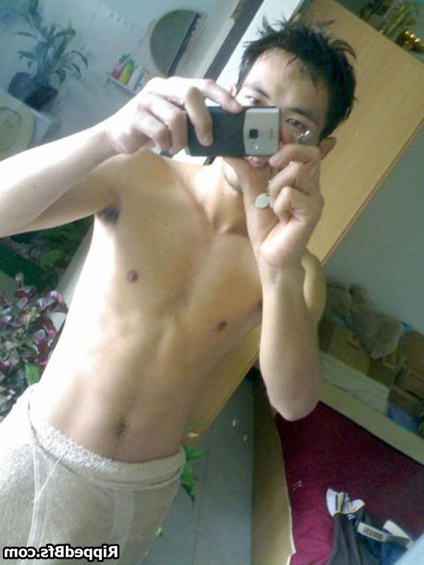 10P Great bodied muscular guys poses and teases on the camera