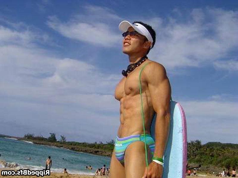 10P Great bodied muscular guys poses and teases on the camera