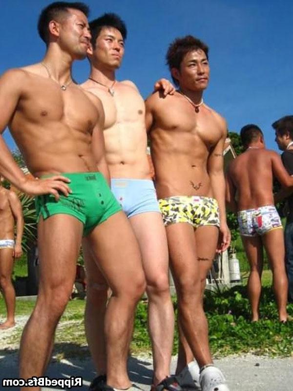 10P Great bodied muscular guys poses and teases on the camera