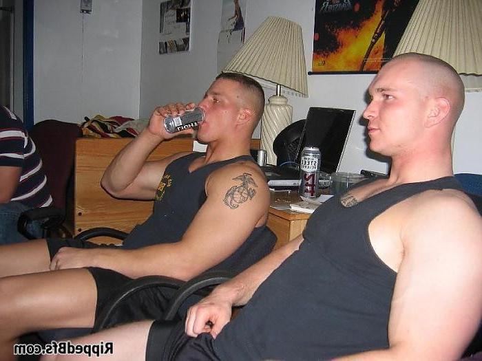 10P Hot mascular guy shows his great built up body on the camera