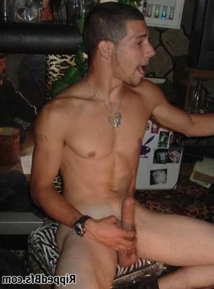 10P Hot mascular guy shows his great built up body on the camera