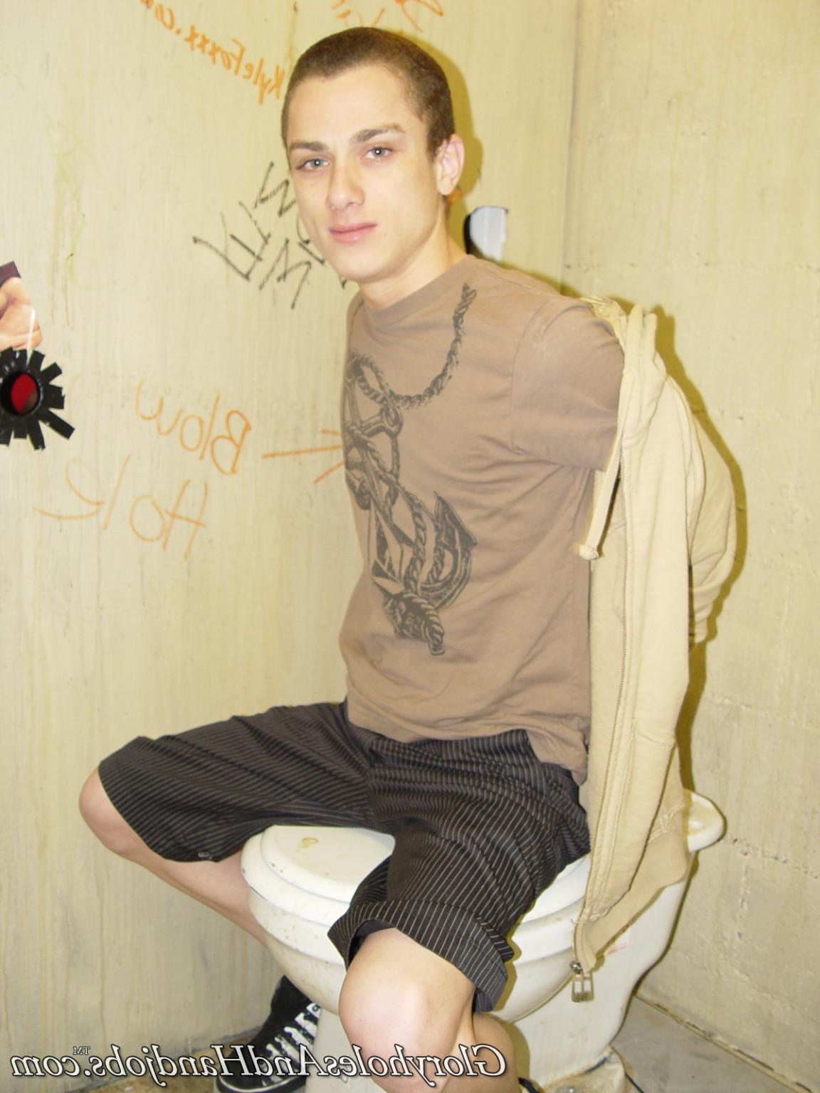 15P Horny guy sucking strong dick in gay gloryhole action