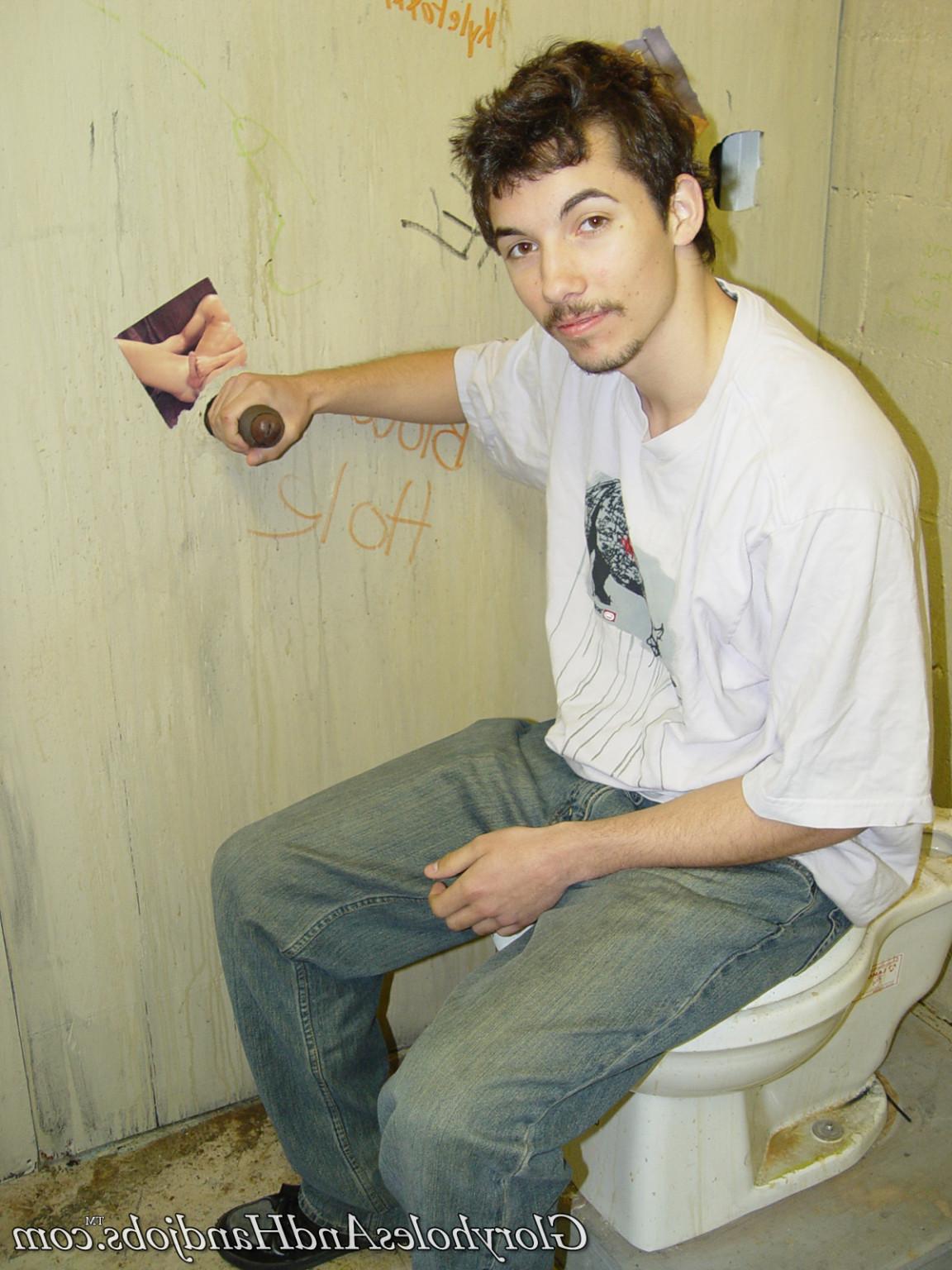 15P Horny guy sucking strong dick in gay gloryhole action