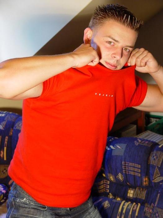 15P Jock mit überaus heißem Körper macht Striptease