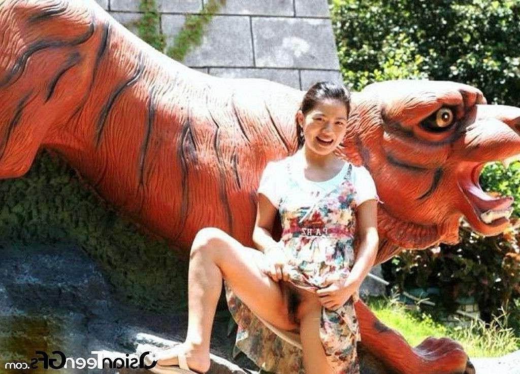 10P Girl with big knockers shows off her cunt in public