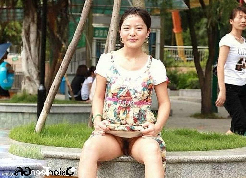 10P Girl with big knockers shows off her cunt in public