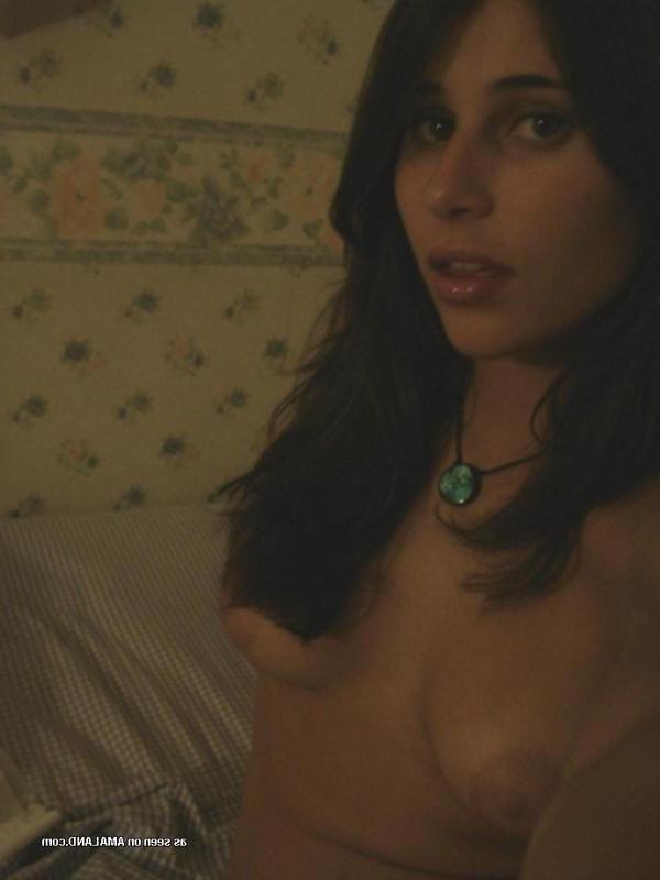 9P Sexy Latina babe posing and taking raunchy selfpics