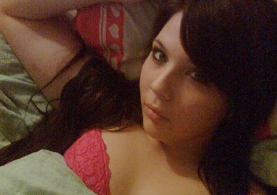 15P Selfshooting and pussy play on the bed