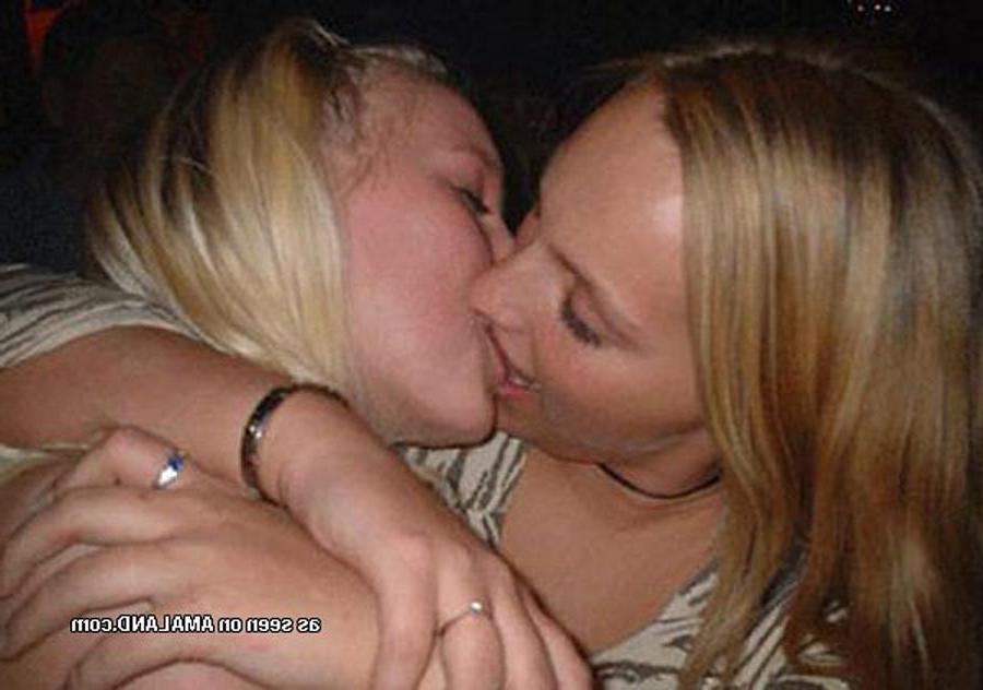 15P Pictures of a sexy lesbian tongue action