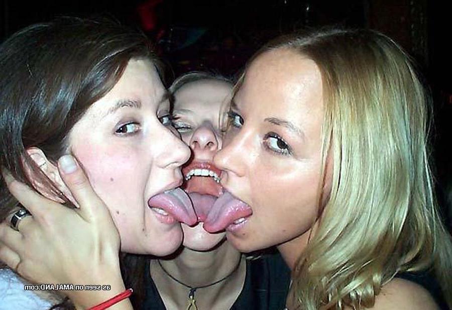 15P Pictures of a sexy lesbian tongue action