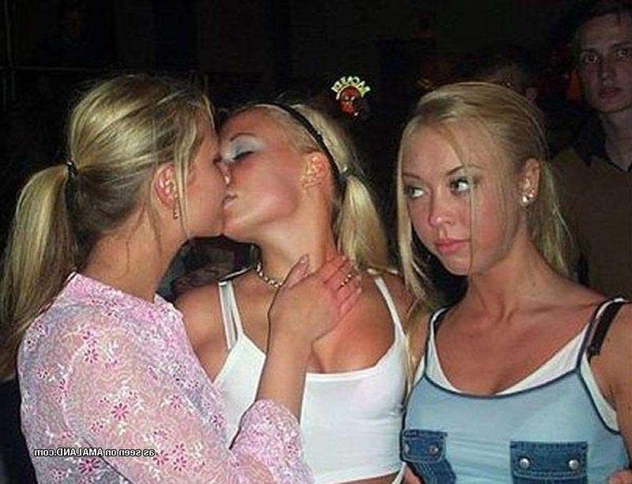 15P Pictures of a sexy lesbian tongue action