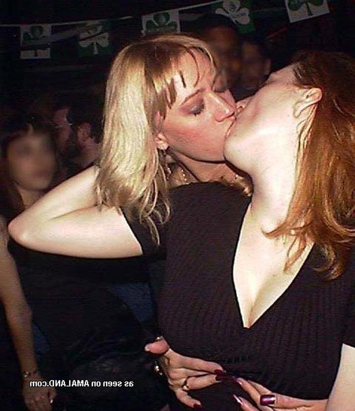 15P Pictures of a sexy lesbian tongue action