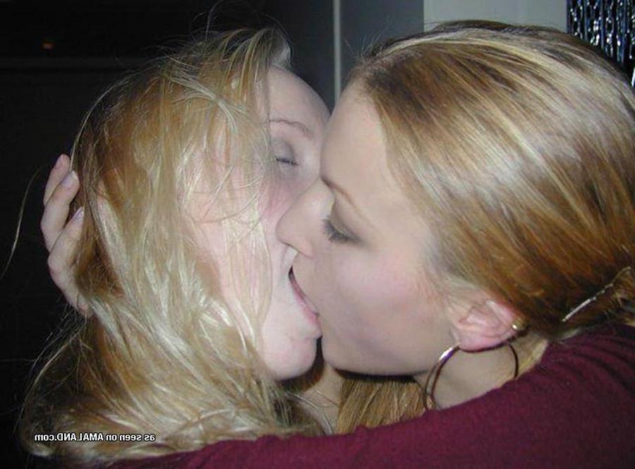 15P Pictures of a sexy lesbian tongue action