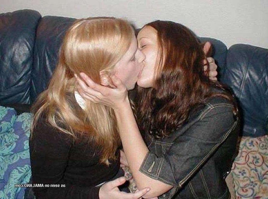15P Pictures of a sexy lesbian tongue action
