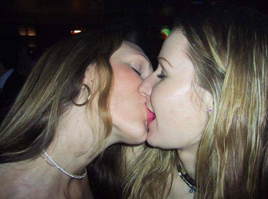 15P Pictures of a sexy lesbian tongue action