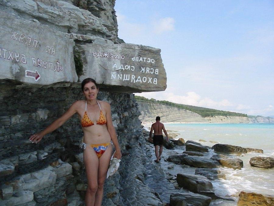 15P Amateur mature lady showing off nude outdoors