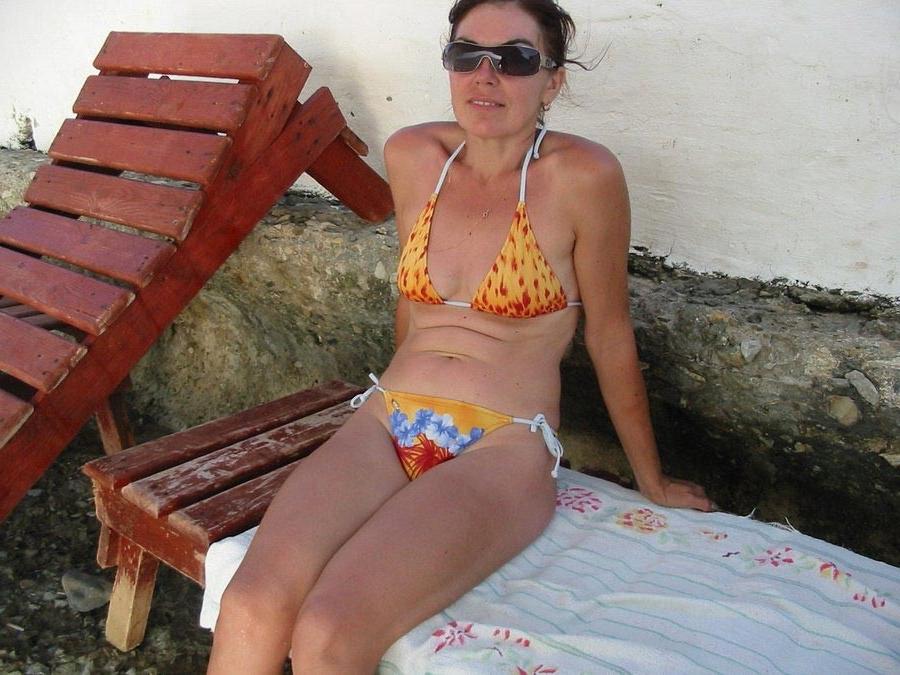 15P Amateur mature lady showing off nude outdoors