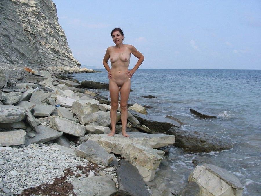 15P Amateur mature lady showing off nude outdoors