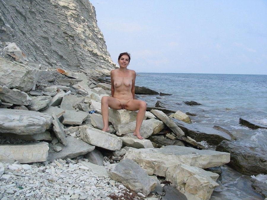 15P Amateur mature lady showing off nude outdoors